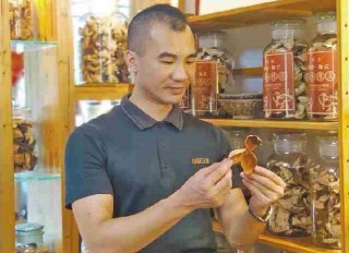 陈皮辨别方法 陈德洪创业带动村民增收，三年走访慰问困难群众