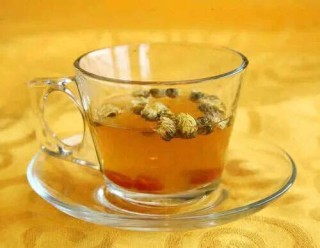 菊花陈皮泡水喝的功效与作用：清热止咳、燥湿化痰，但不宜长期服用
