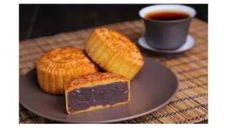 陈皮红豆沙 传统口味月饼提前上市，文创式和小粒化成今年市场特点