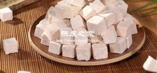 陈皮、茯苓和金银花：常见中草药及其多种功效详解