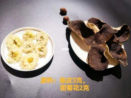 菊花陈皮泡水喝的功效与作用：清热止咳、燥湿化痰，但不宜长期服用