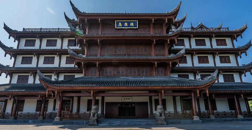 泸州赖高淮酒庄探索浓香型白酒高质量发展之路，窖父皮多宝陈皮酒受年轻消费群体追捧